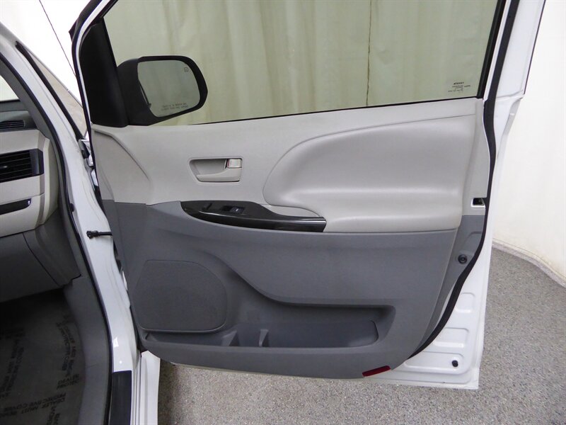 2013 TOYOTA SIENNA - Image 22