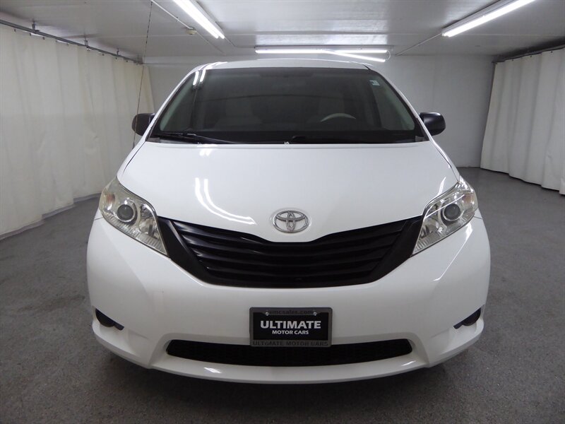 2013 TOYOTA SIENNA - Image 2