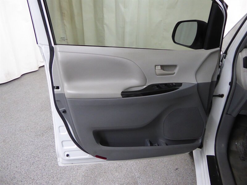 2013 TOYOTA SIENNA - Image 18