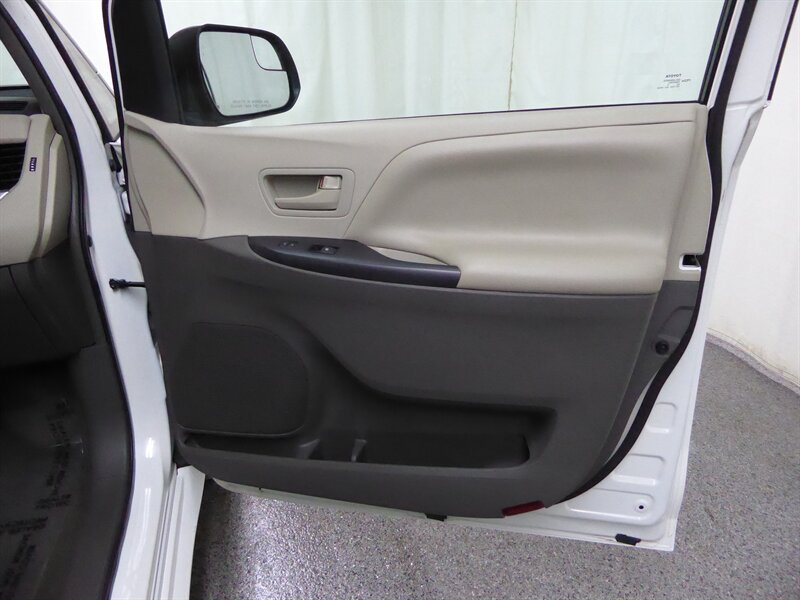 2016 TOYOTA SIENNA - Image 24