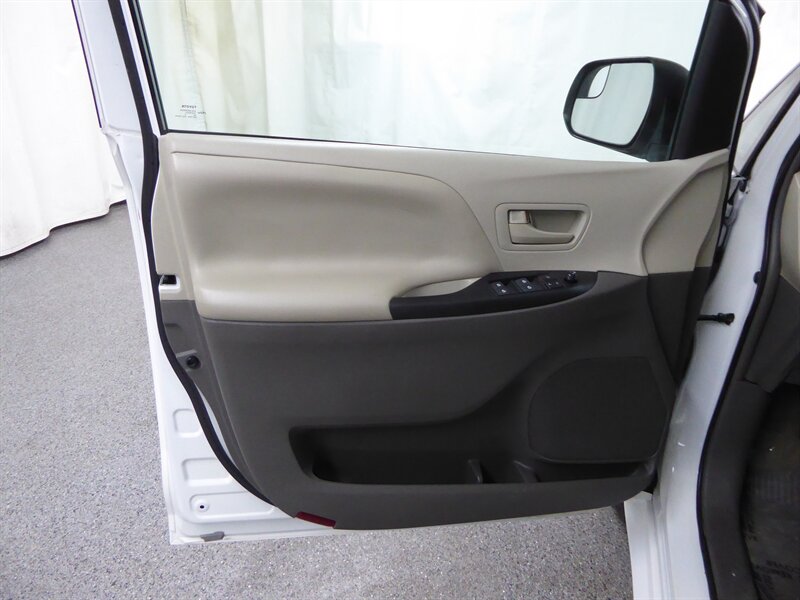 2016 TOYOTA SIENNA - Image 20