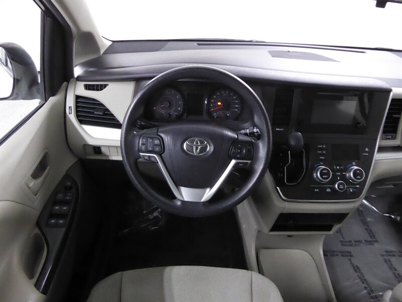 2016 TOYOTA SIENNA - Image 9