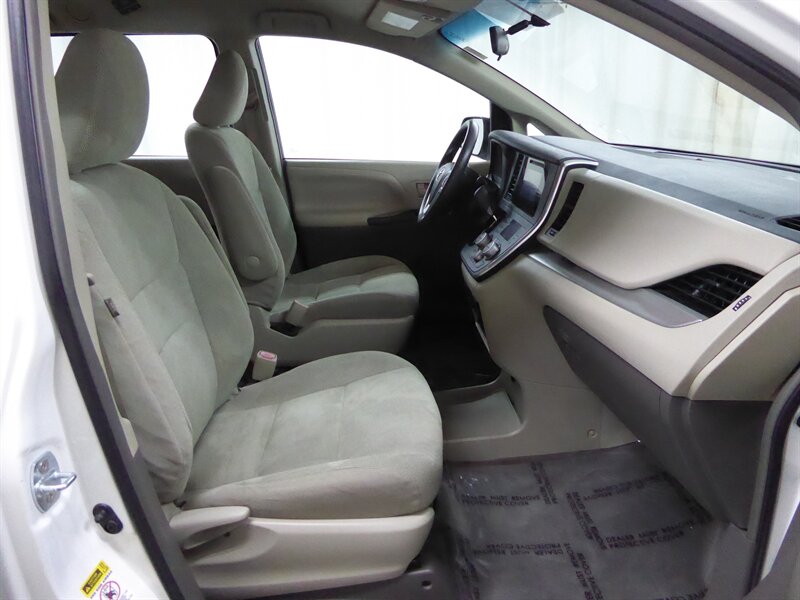 2016 TOYOTA SIENNA - Image 23