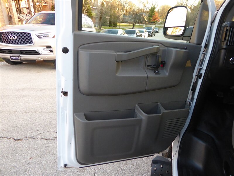 2017 CHEVROLET EXPRESS - Image 17