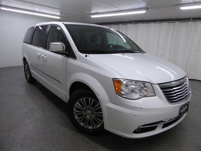2015 Chrysler Town & Country Touring-L's photo