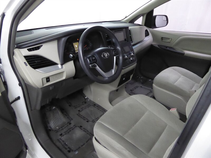 2016 TOYOTA SIENNA - Image 17