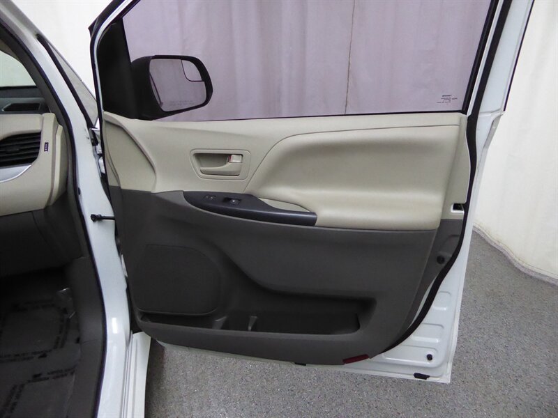 2016 TOYOTA SIENNA - Image 24