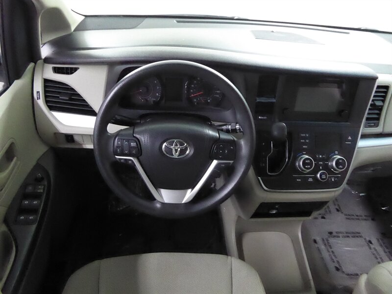 2016 TOYOTA SIENNA - Image 9