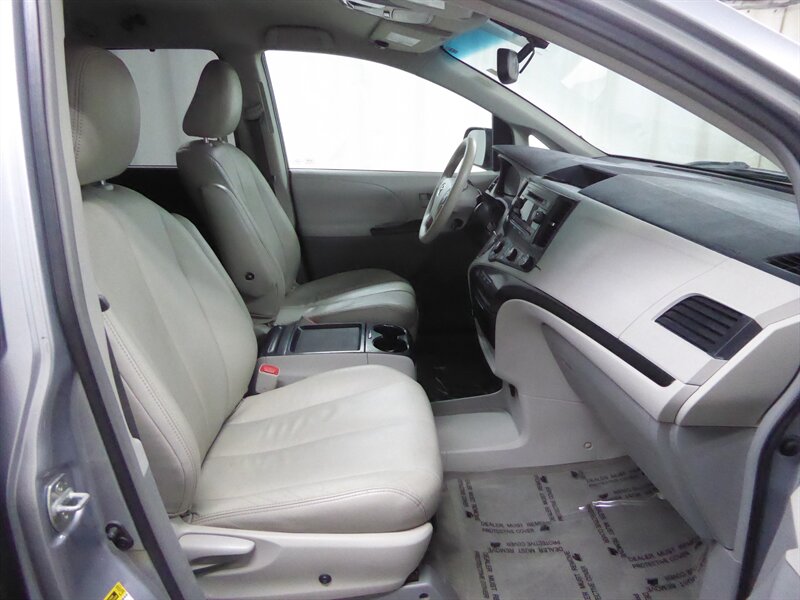 2011 TOYOTA SIENNA - Image 22