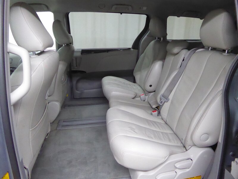 2011 TOYOTA SIENNA - Image 24