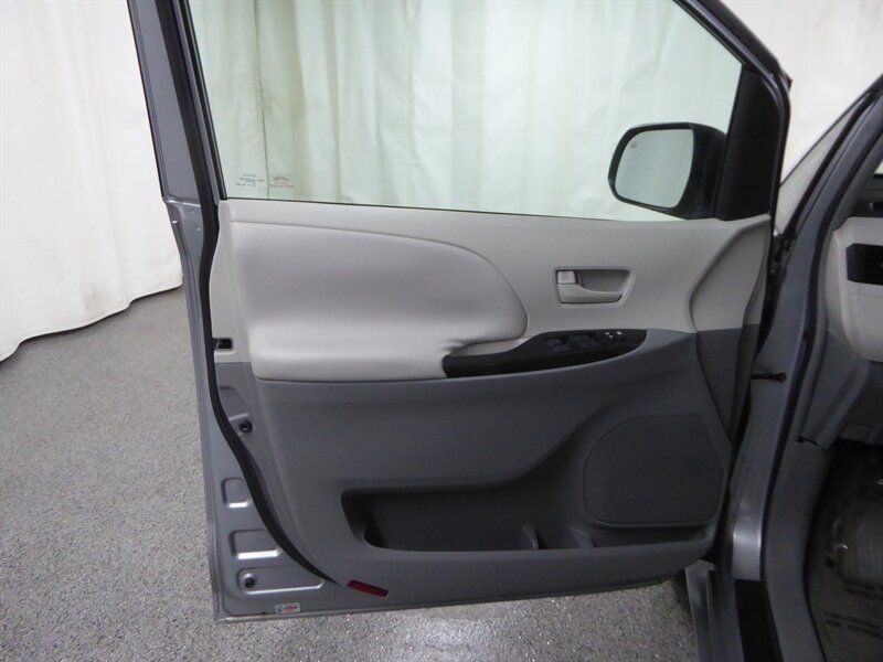 2011 TOYOTA SIENNA - Image 19