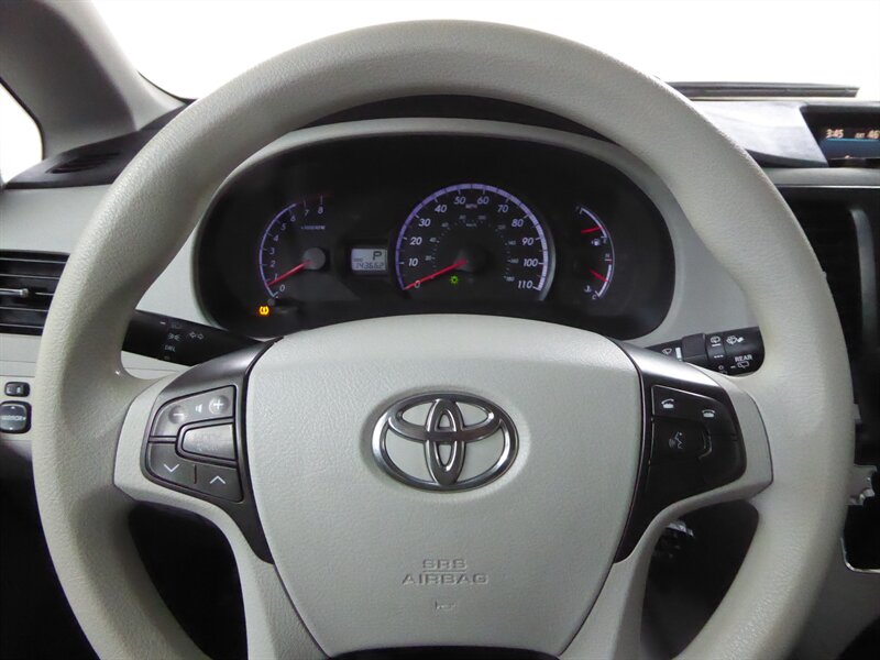 2011 TOYOTA SIENNA - Image 10