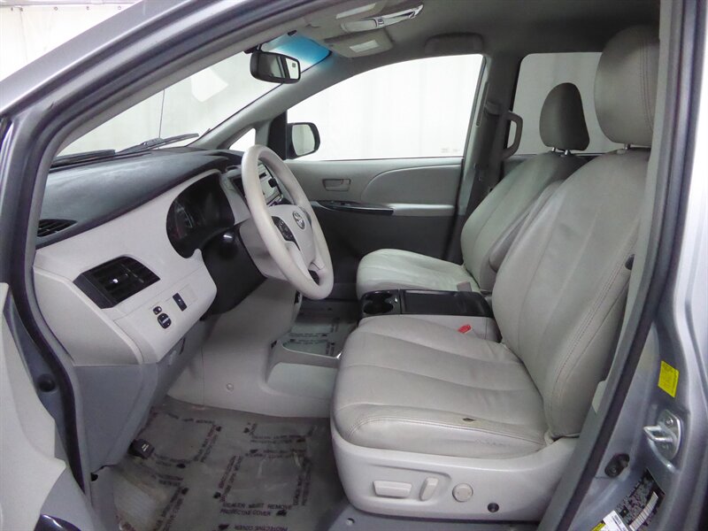 2011 TOYOTA SIENNA - Image 18
