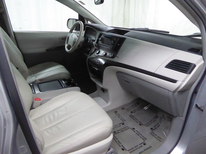 2011 TOYOTA SIENNA - Image 20