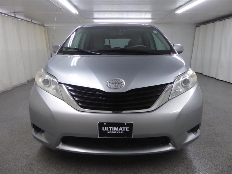 2011 TOYOTA SIENNA - Image 2