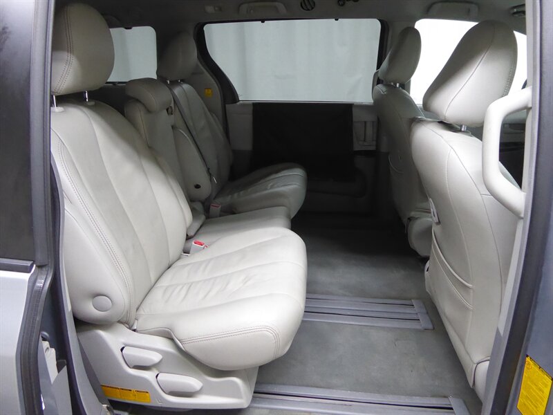 2011 TOYOTA SIENNA - Image 26