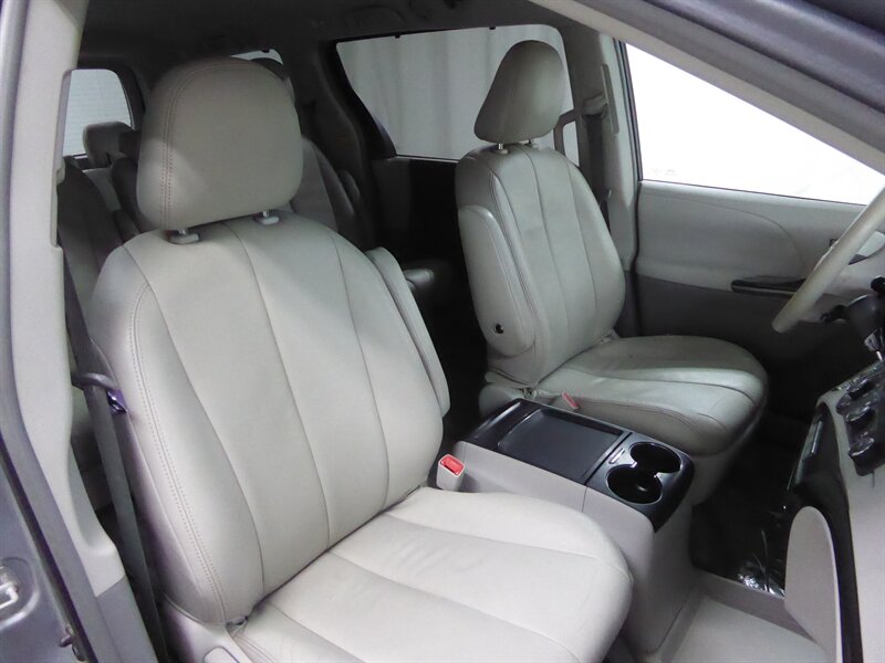 2011 TOYOTA SIENNA - Image 21