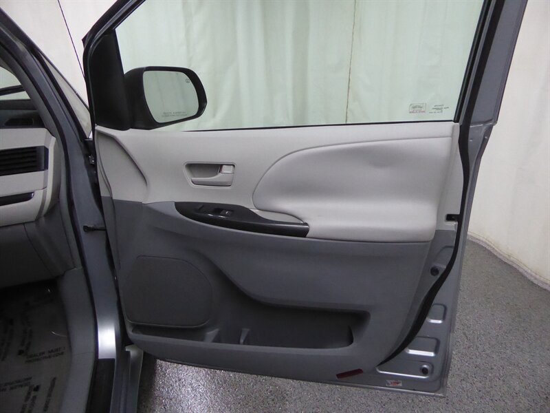 2011 TOYOTA SIENNA - Image 23