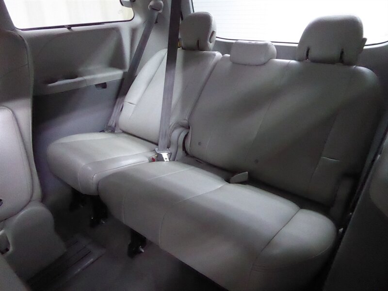 2011 TOYOTA SIENNA - Image 25