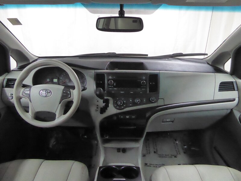 2011 TOYOTA SIENNA - Image 8