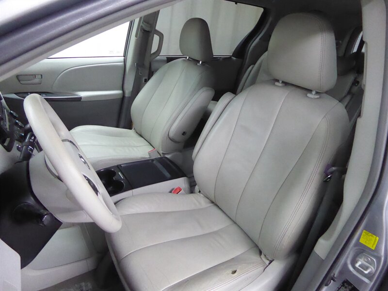 2011 TOYOTA SIENNA - Image 17