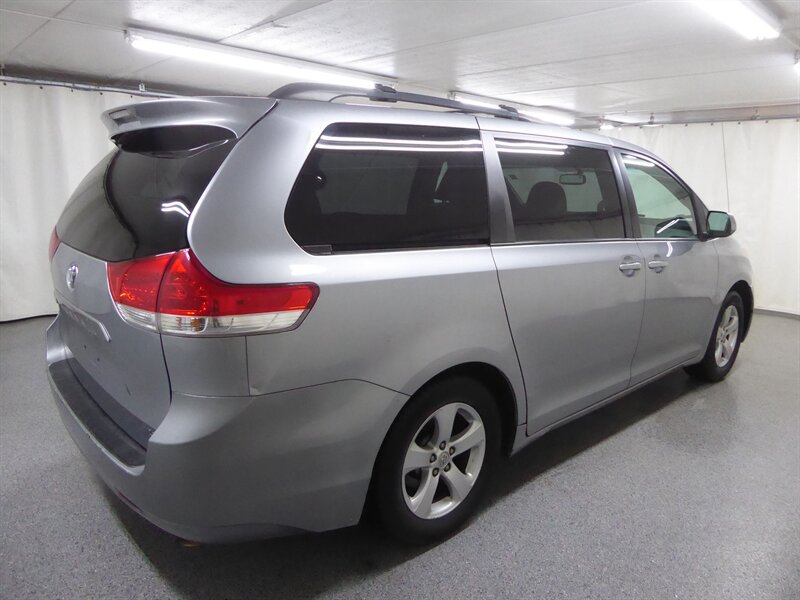 2011 TOYOTA SIENNA - Image 7