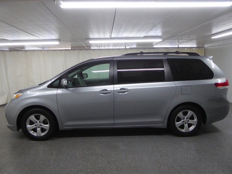 2011 TOYOTA SIENNA - Image 4