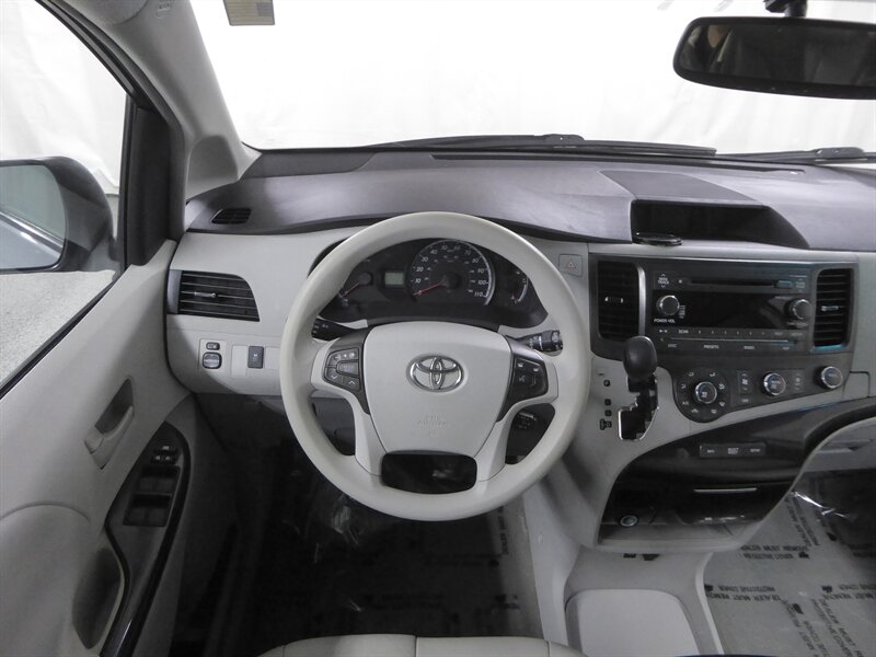 2011 TOYOTA SIENNA - Image 9