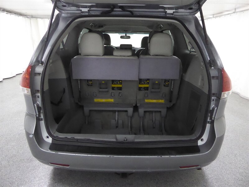 2011 TOYOTA SIENNA - Image 28