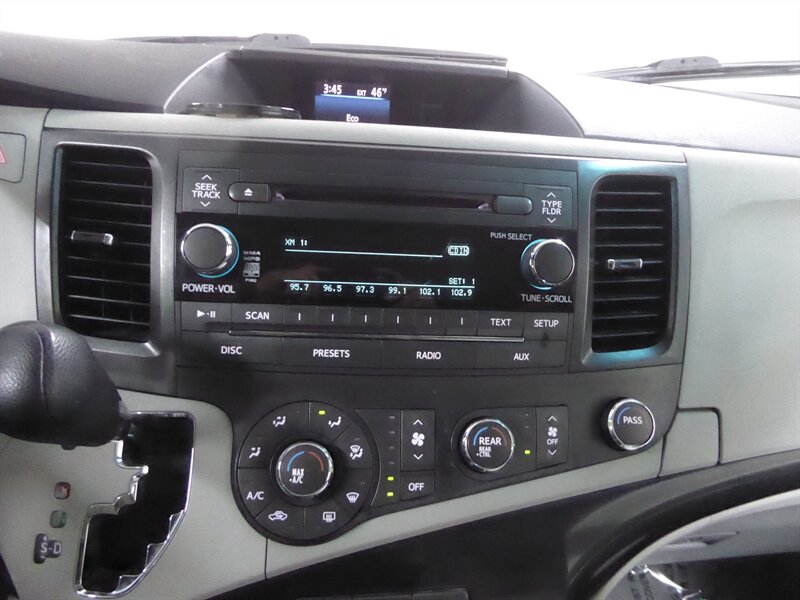 2011 TOYOTA SIENNA - Image 13