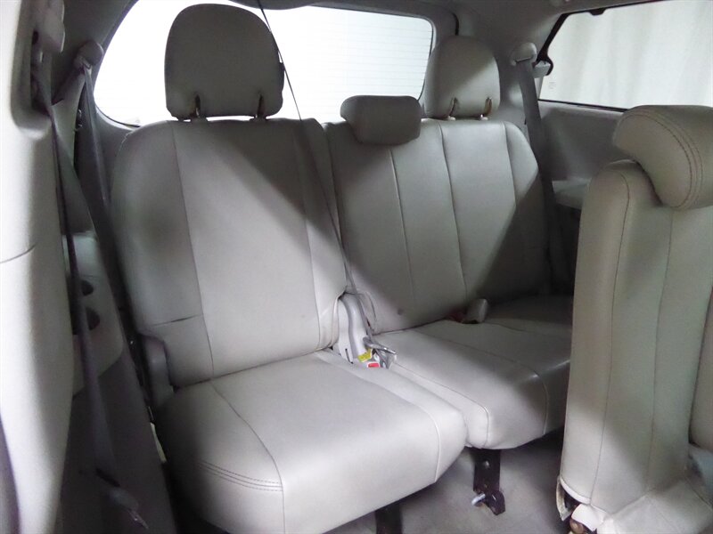 2011 TOYOTA SIENNA - Image 27