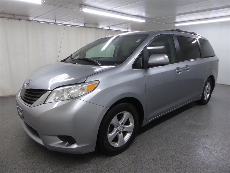 2011 TOYOTA SIENNA - Image 3