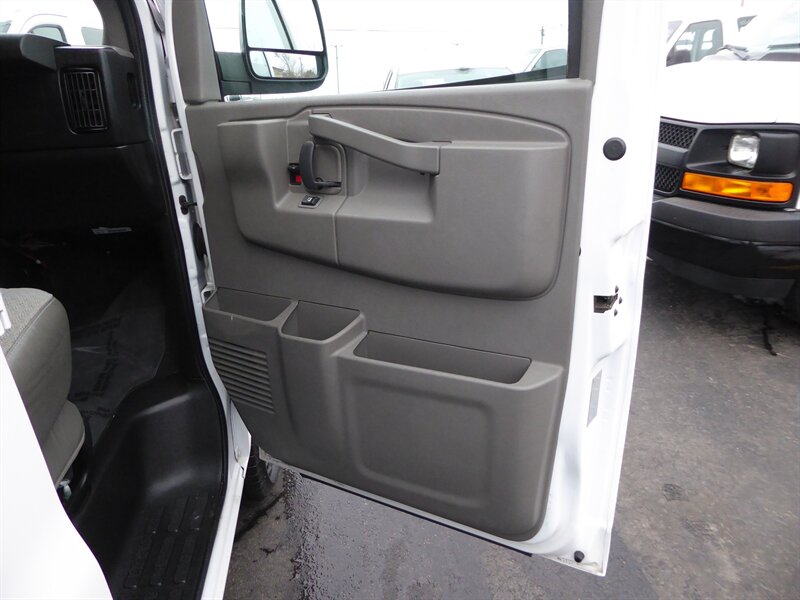 2017 CHEVROLET EXPRESS - Image 21