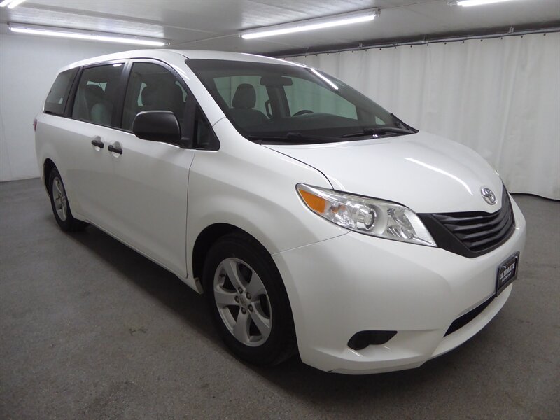 2016 Toyota Sienna L's photo
