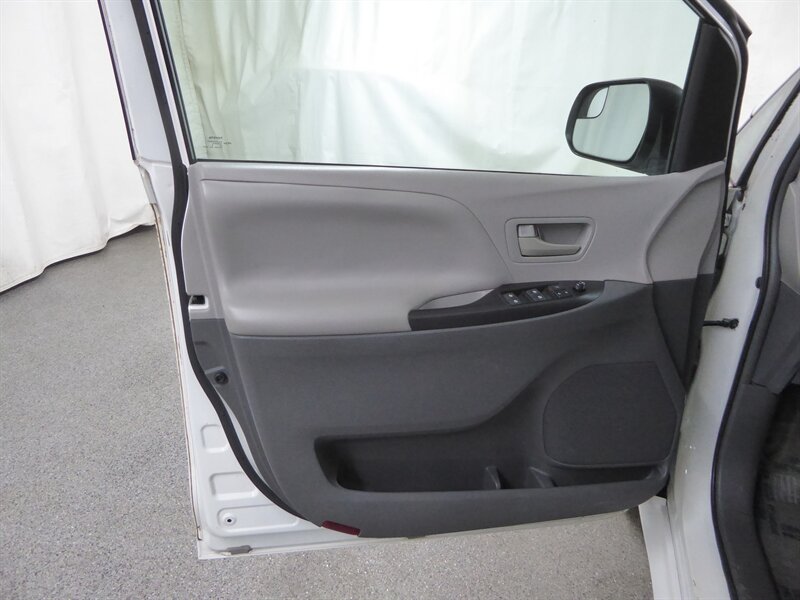 2016 TOYOTA SIENNA - Image 18