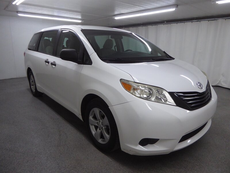 2017 TOYOTA SIENNA - Image 1