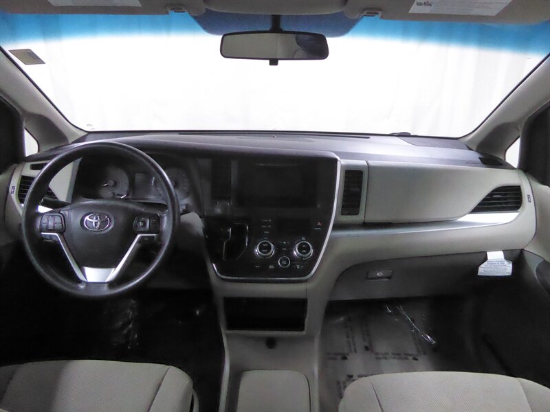 2017 TOYOTA SIENNA - Image 9