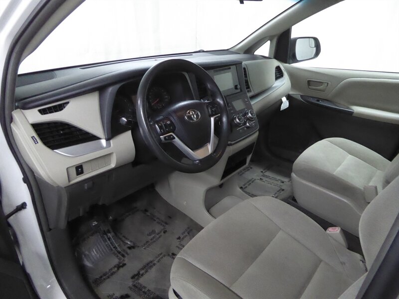 2017 TOYOTA SIENNA - Image 17