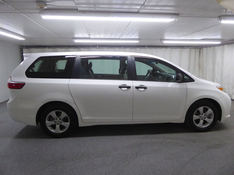 2017 TOYOTA SIENNA - Image 8