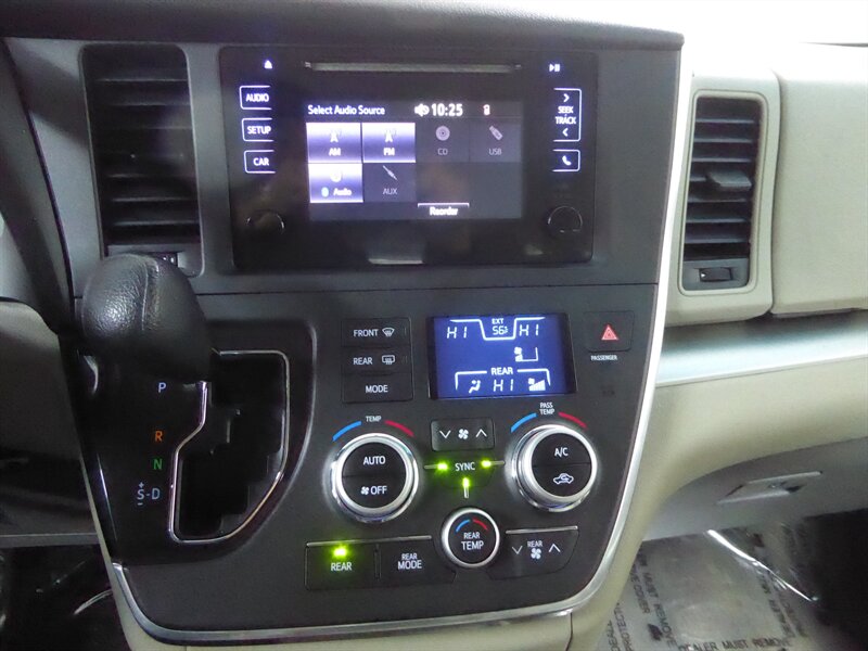 2017 TOYOTA SIENNA - Image 14