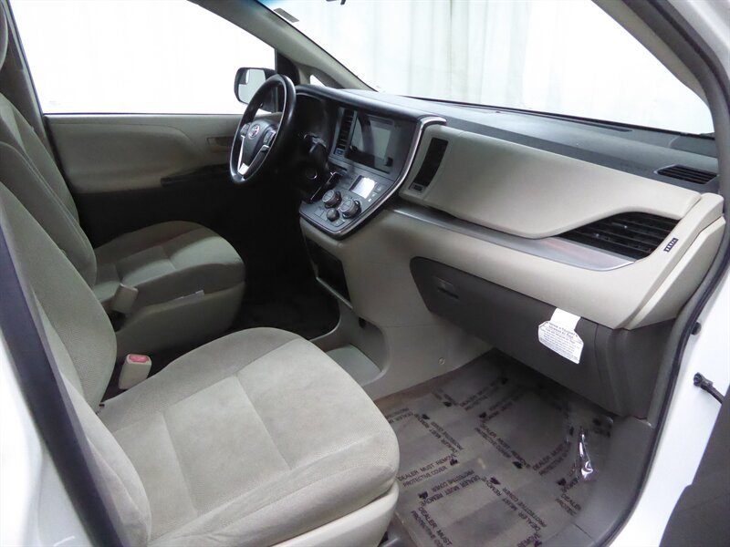 2017 TOYOTA SIENNA - Image 21