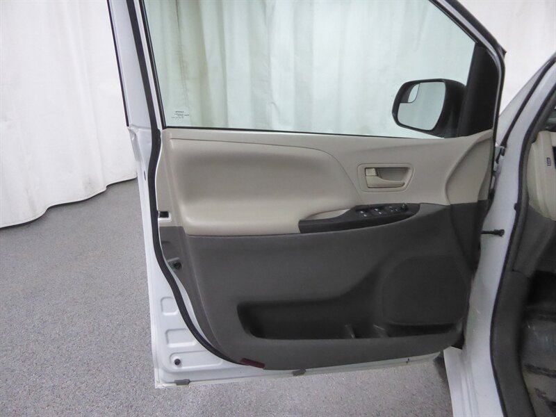 2017 TOYOTA SIENNA - Image 20