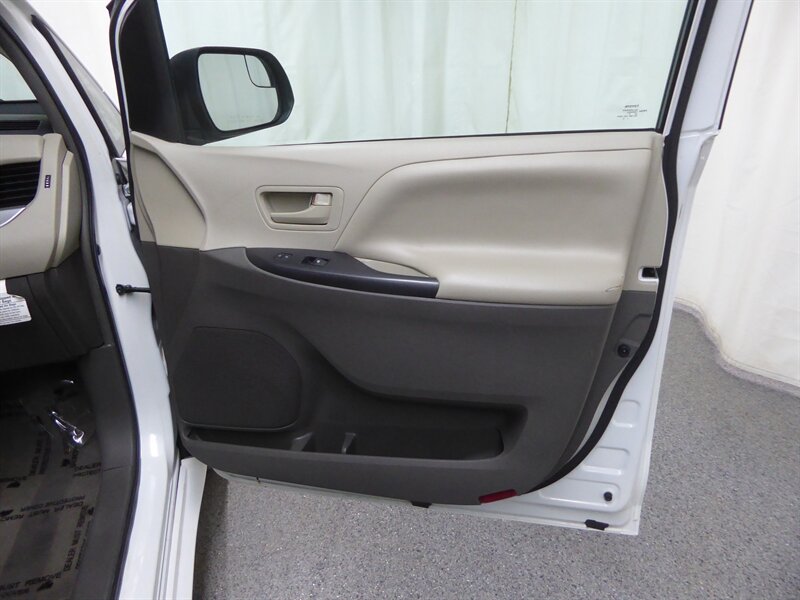 2017 TOYOTA SIENNA - Image 24