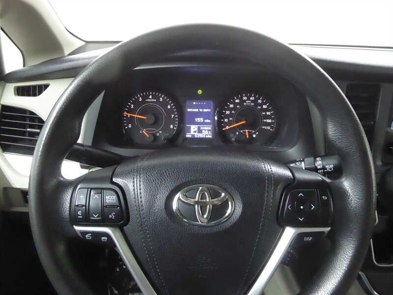 2017 TOYOTA SIENNA - Image 11