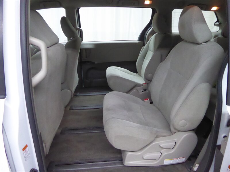 2017 TOYOTA SIENNA - Image 25