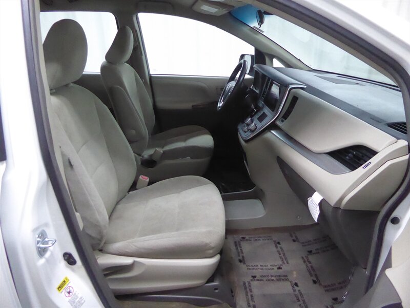 2017 TOYOTA SIENNA - Image 23