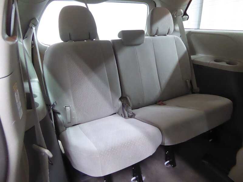 2017 TOYOTA SIENNA - Image 28