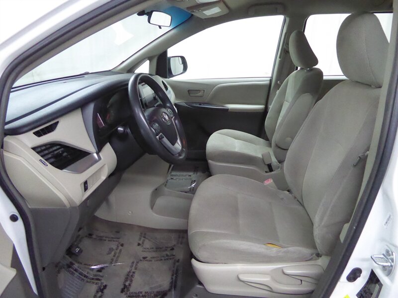 2017 TOYOTA SIENNA - Image 19