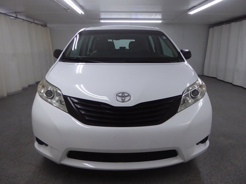 2017 TOYOTA SIENNA - Image 2