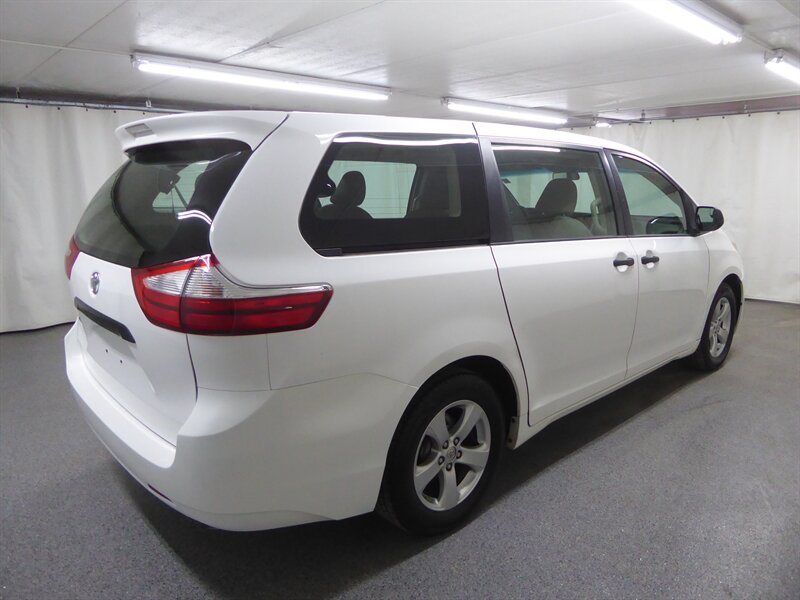 2017 TOYOTA SIENNA - Image 7